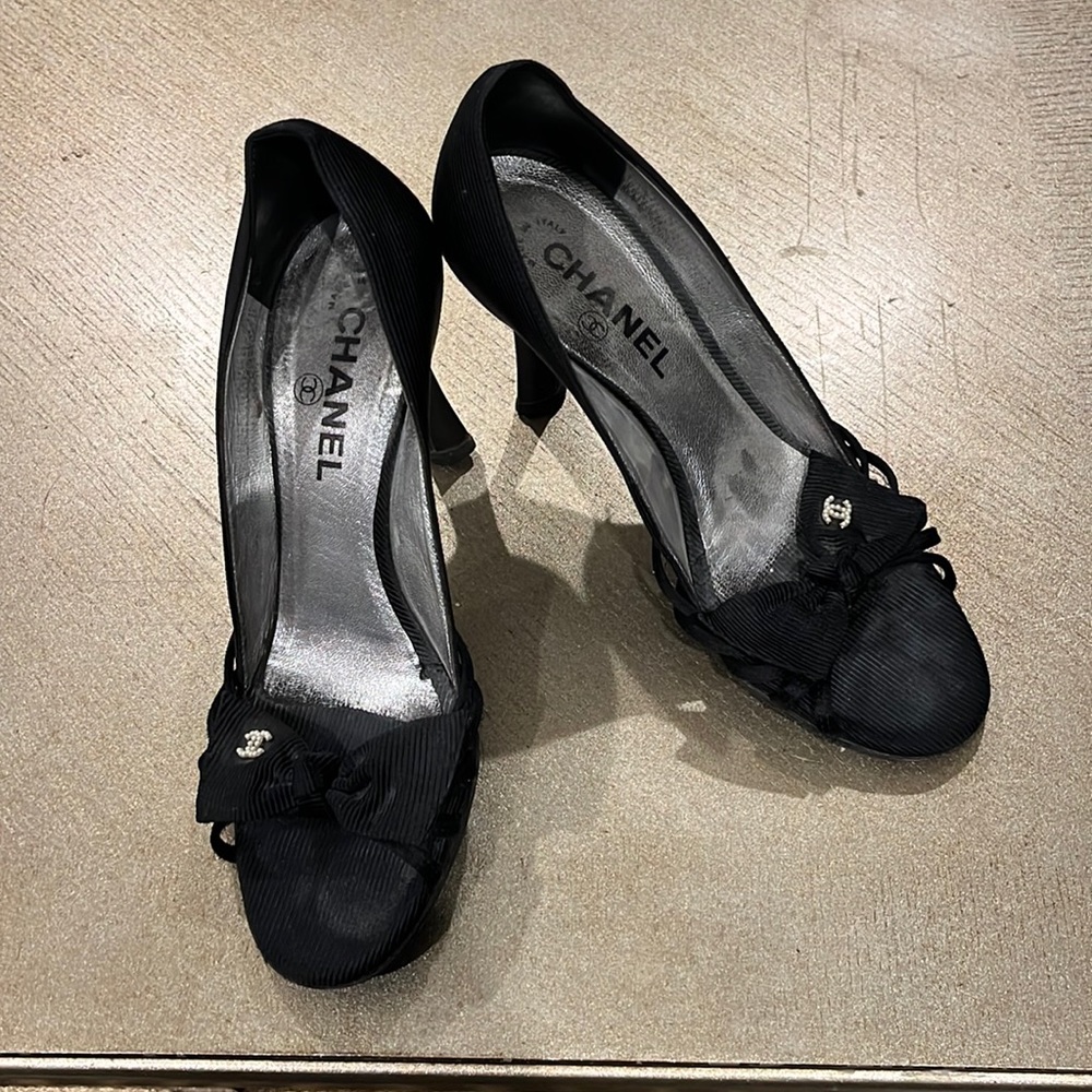 CHANEL PUMPS!!